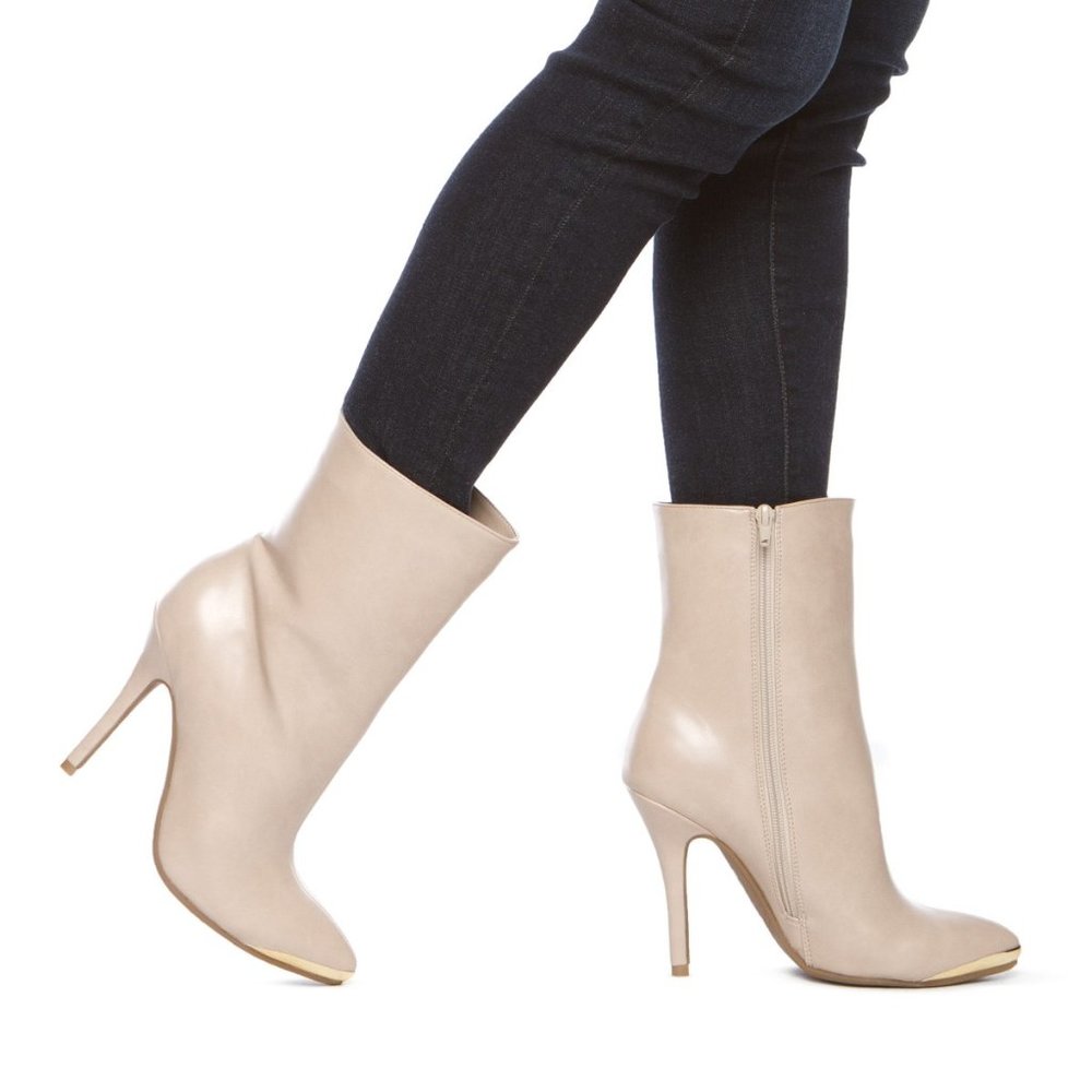 Shoedazzle Cecily Nude boot 7.5